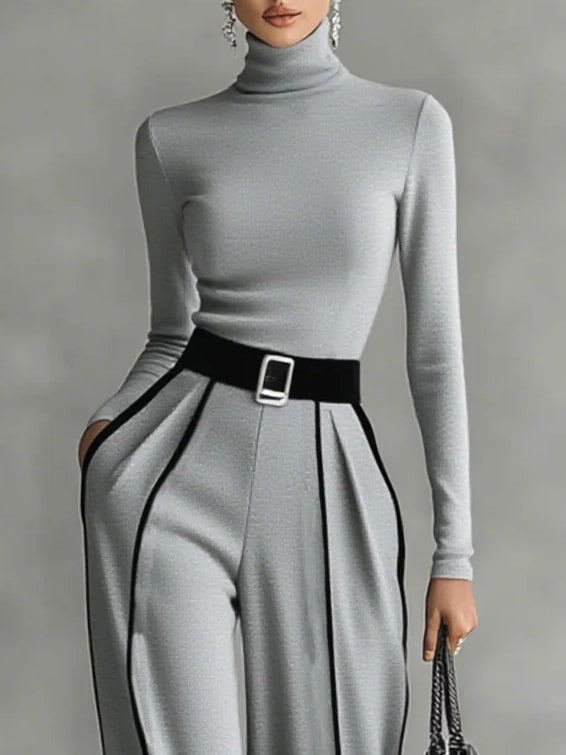 Conjunto gris con cuello alto, cinturón rectangular y pantalón ancho con franja blanca