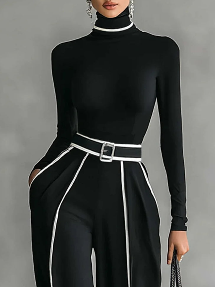 Conjunto negro de cuello alto con cinturón rectangular y franja blanca en el torso