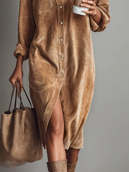 Vestido camisero midi camel con abertura frontal, botones y bolsillos delanteros.