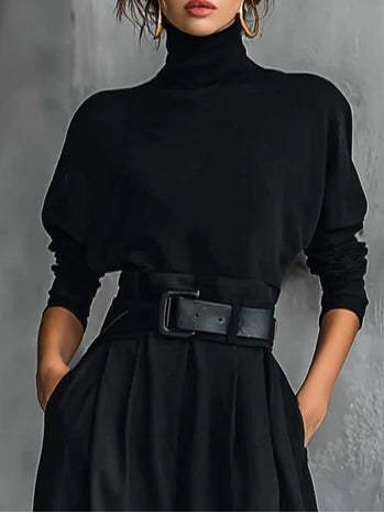 Conjunto negro: blusa de cuello alto y cinturón con hebilla