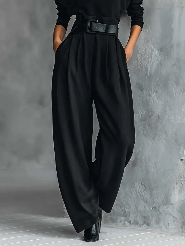 Conjunto negro de cuello alto con cinturón y pantalón holgado