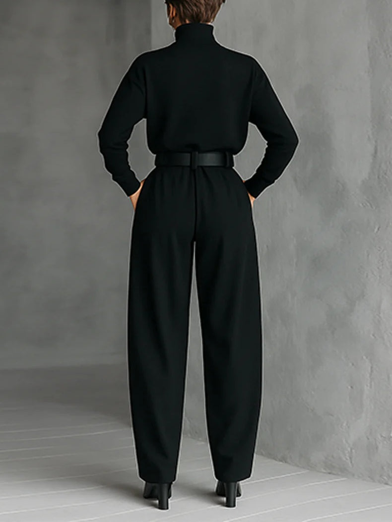 Conjunto negro de cuello alto y pantalón de tiro alto, vista trasera