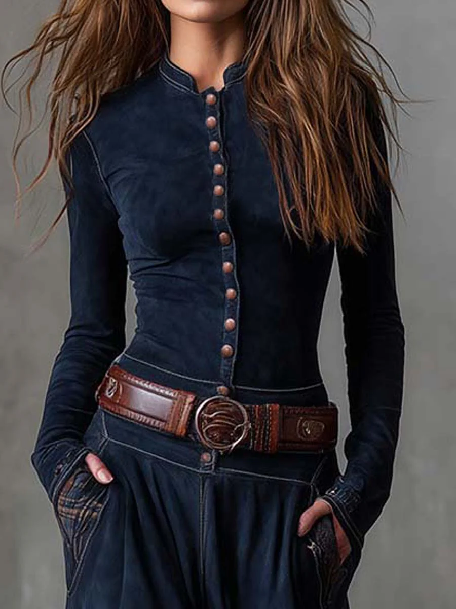 Vestido maxi azul oscuro con botonadura de botones, cinturón marrón y bolsillo de cuadros