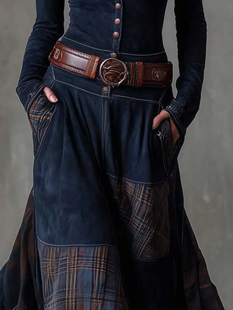 Vestido maxi azul oscuro con falda amplia, parches de cuadros y cinturón marrón con hebilla