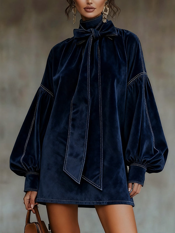Vestido azul oscuro con lazo en cuello alto y mangas globo, costuras decorativas
