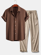 Conjunto de camisa abotonada jacquard marrón y pantalón recto beige con textura arrugada