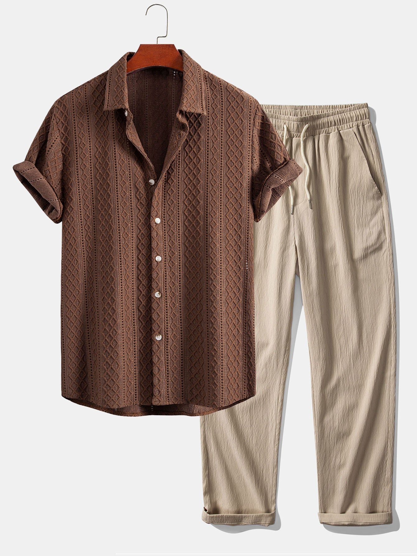 Conjunto de camisa abotonada jacquard marrón y pantalón recto beige con textura arrugada