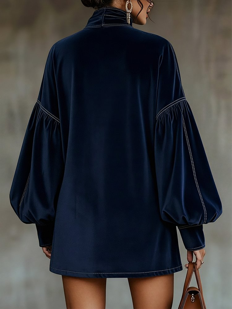 Vestido azul oscuro con espalda lisa y mangas globo; pespuntes en contraste