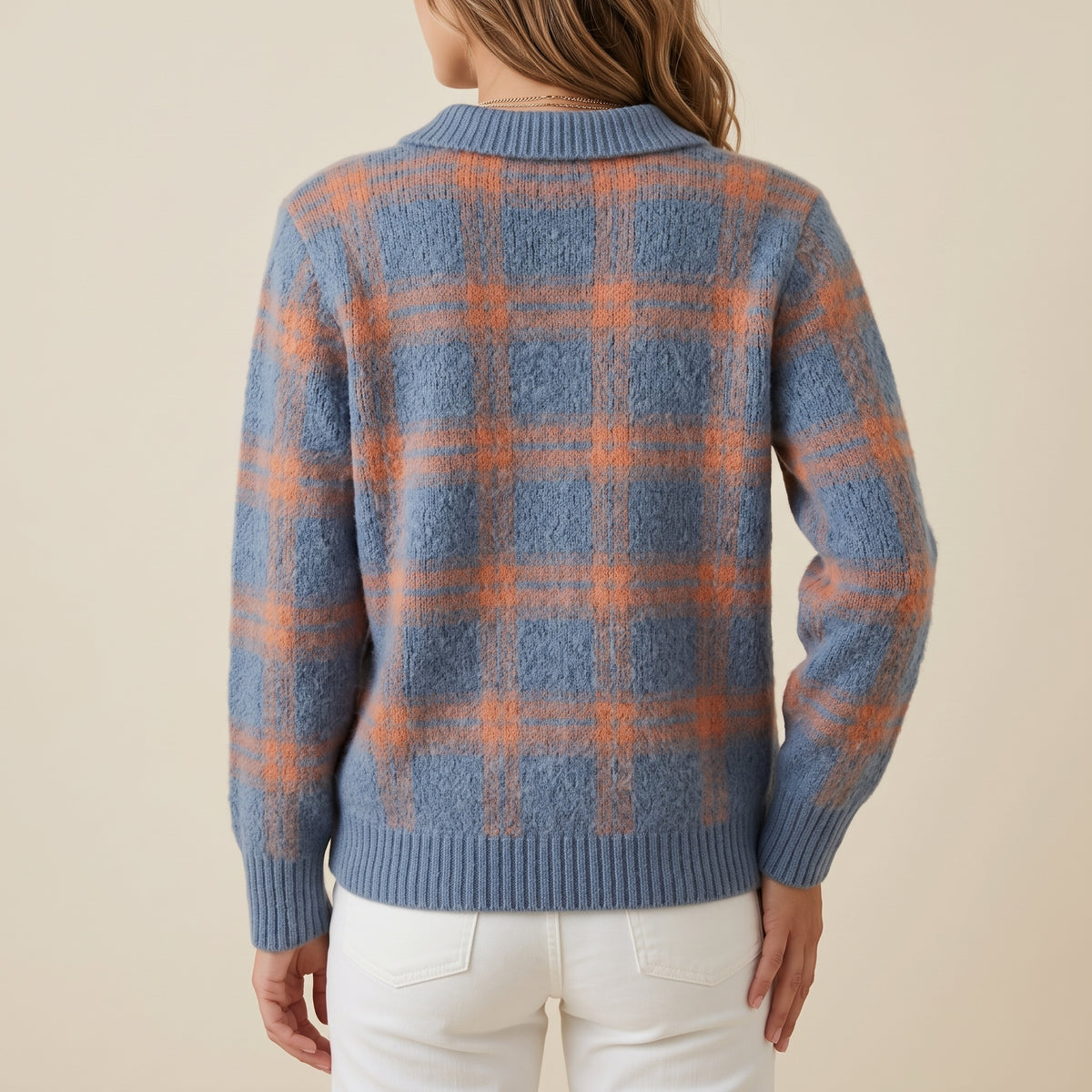 Suéter de punto de cuadros azul y naranja, cuello acanalado, vista trasera.