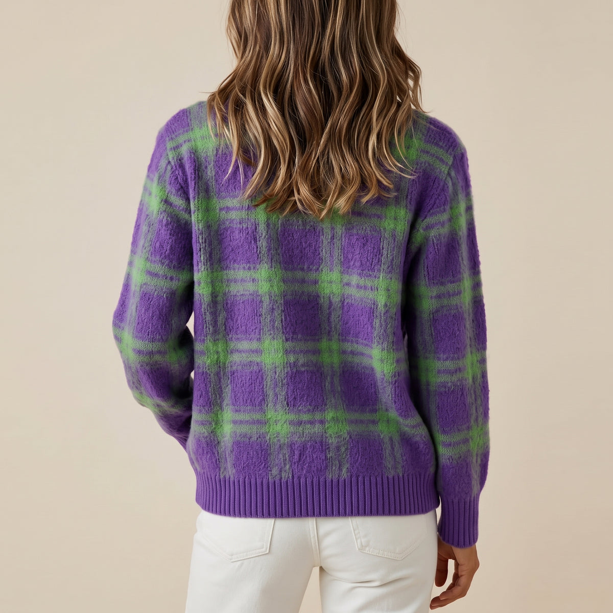 Suéter de punto de cuadros morado y verde, cuello acanalado, vista trasera.