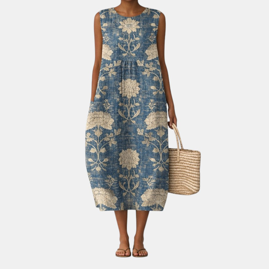 Vestido midi sin mangas azul con flores grandes doradas; tiro recto y largo midi