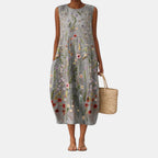 Vestido midi sin mangas gris con estampado floral; frunces en el talle