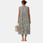 Vestido midi gris sin mangas con estampado floral; vista trasera fruncida