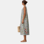 Vestido midi gris con estampado floral sin mangas; vista lateral trasera