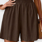 Shorts elegantes marrón oscuro con pliegues y cintura elástica