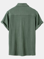 Camisa verde de manga corta con cuello camisero; vista trasera