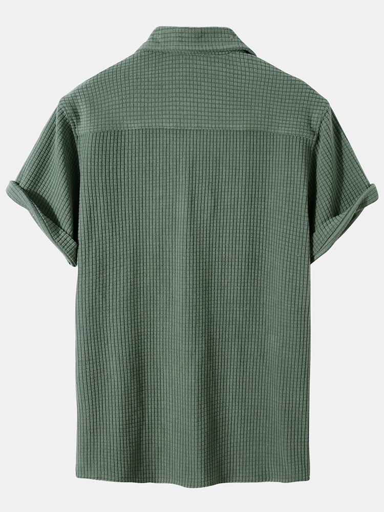 Camisa verde de manga corta con cuello camisero; vista trasera