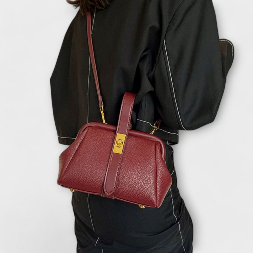 Bolso de cuero burdeos con cremallera central y asa superior