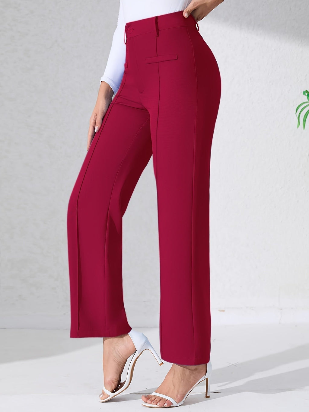 Pantalón de talle alto rojo con bolsillos y costuras frontales, pierna recta y bota ancha