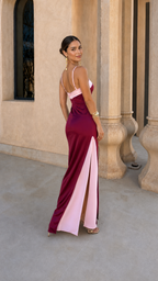Vestido satén burdeos con abertura lateral y franja rosa claro en la falda