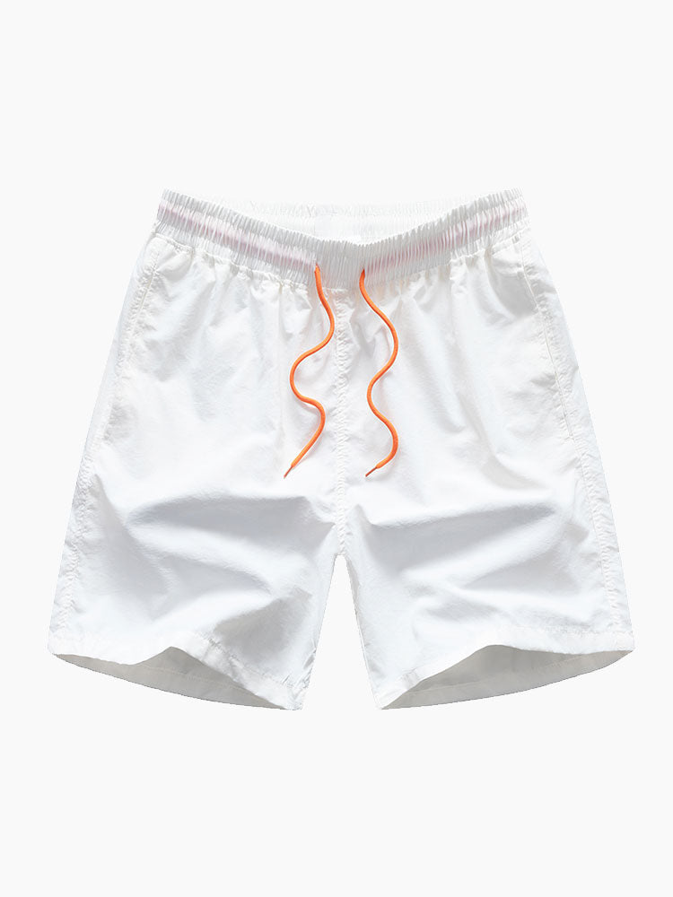 Bañador corto blanco con cintura elástica y cordón naranja en el frente.