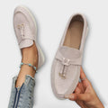 Mocasines Bianca beige de gamuza con herrajes metálicos y cordón delantero.