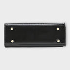 Bolso de piel efecto cocodrilo negro con base rígida y broches metálicos