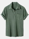 Camisa verde de manga corta con cuello camisero y botones frontales, bolsillo