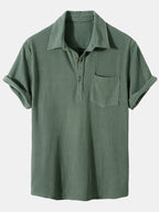 Camisa verde de manga corta con cuello camisero y botones frontales, bolsillo