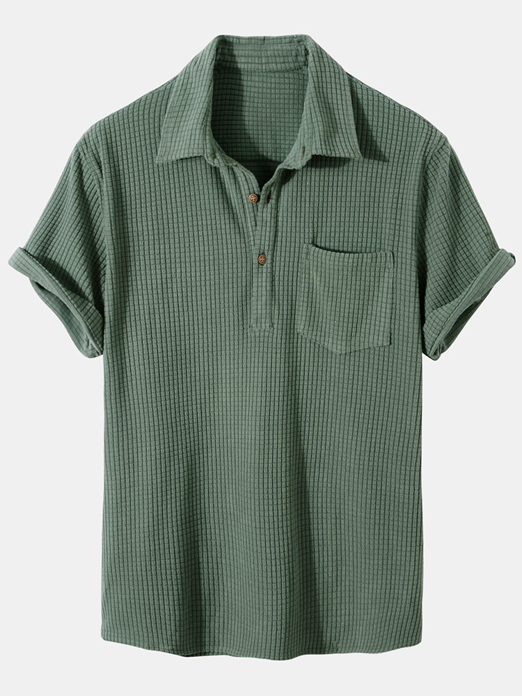 Camisa verde de manga corta con cuello camisero y botones frontales, bolsillo