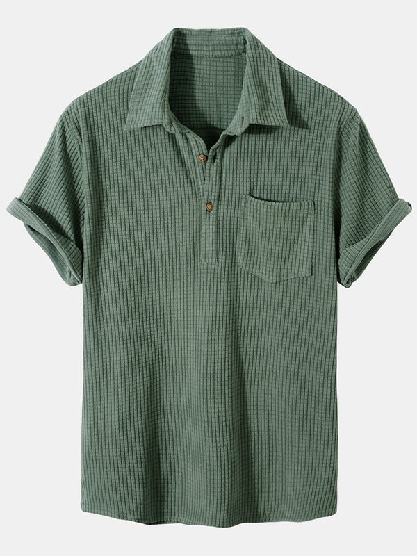 Camisa verde de manga corta con cuello camisero y botones frontales, bolsillo