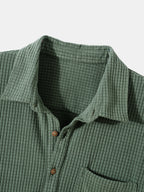 Camisa verde texturizada: cuello camisero y botones marrones