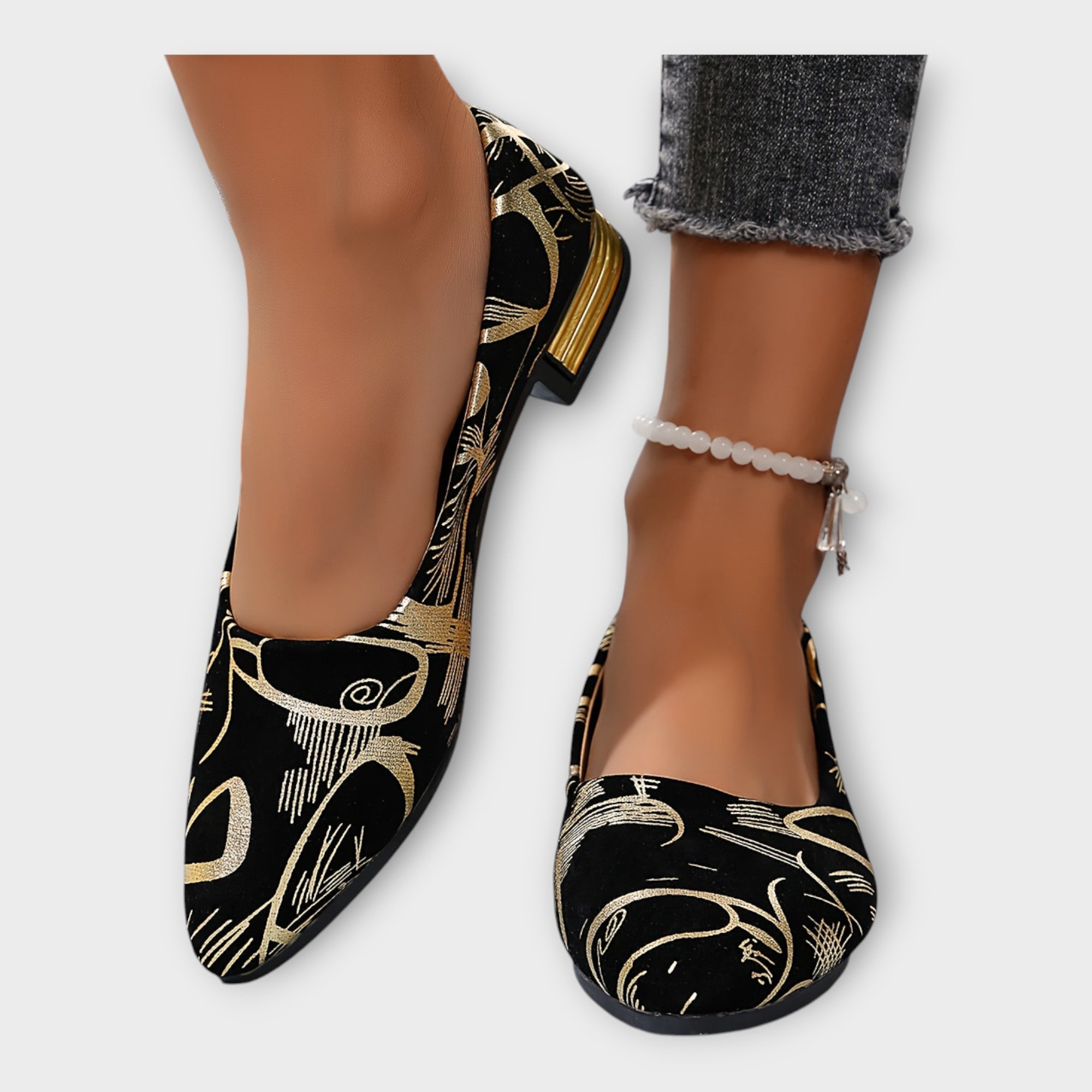 Bailarinas Amélie negras con estampado dorado; tacón ancho bajo y pulsera de tobillo