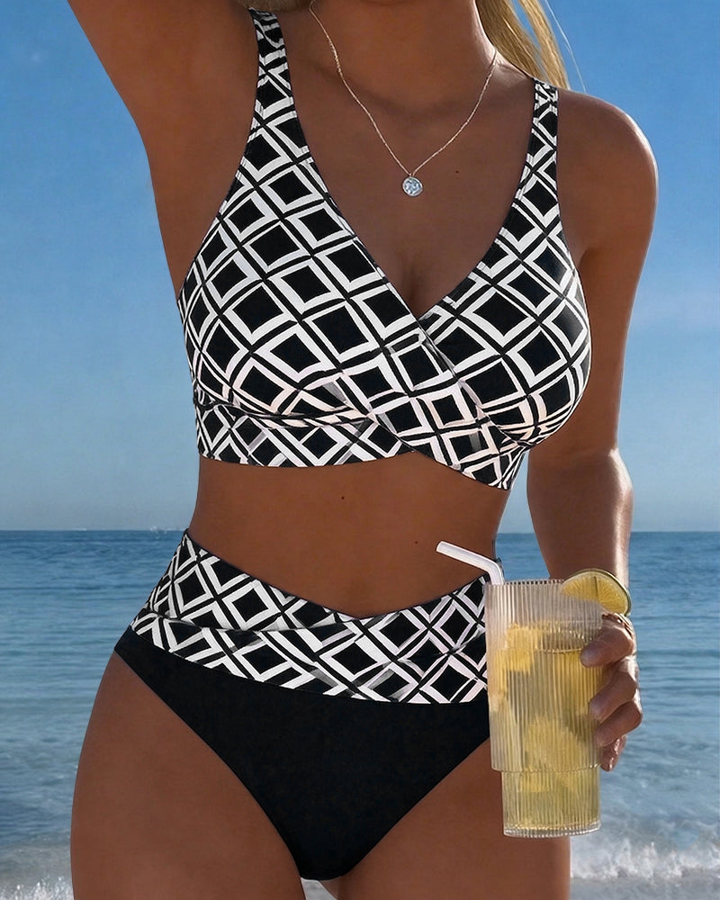 Conjunto bikini Martina a cuadros geométricos blanco y negro, top cruzado y braguita alta