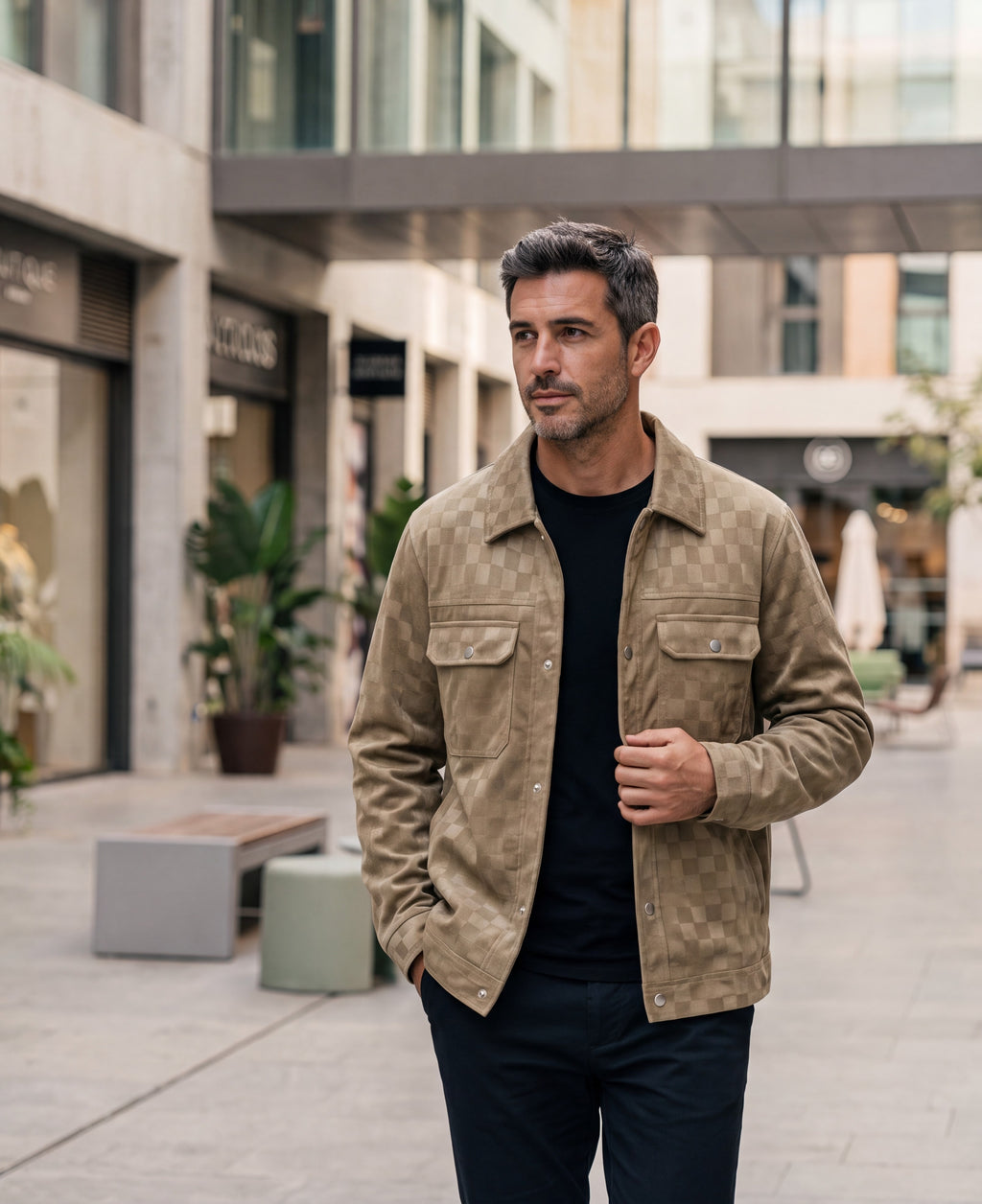 Chaqueta de gamuza color beige con bolsillos y cierre frontal
