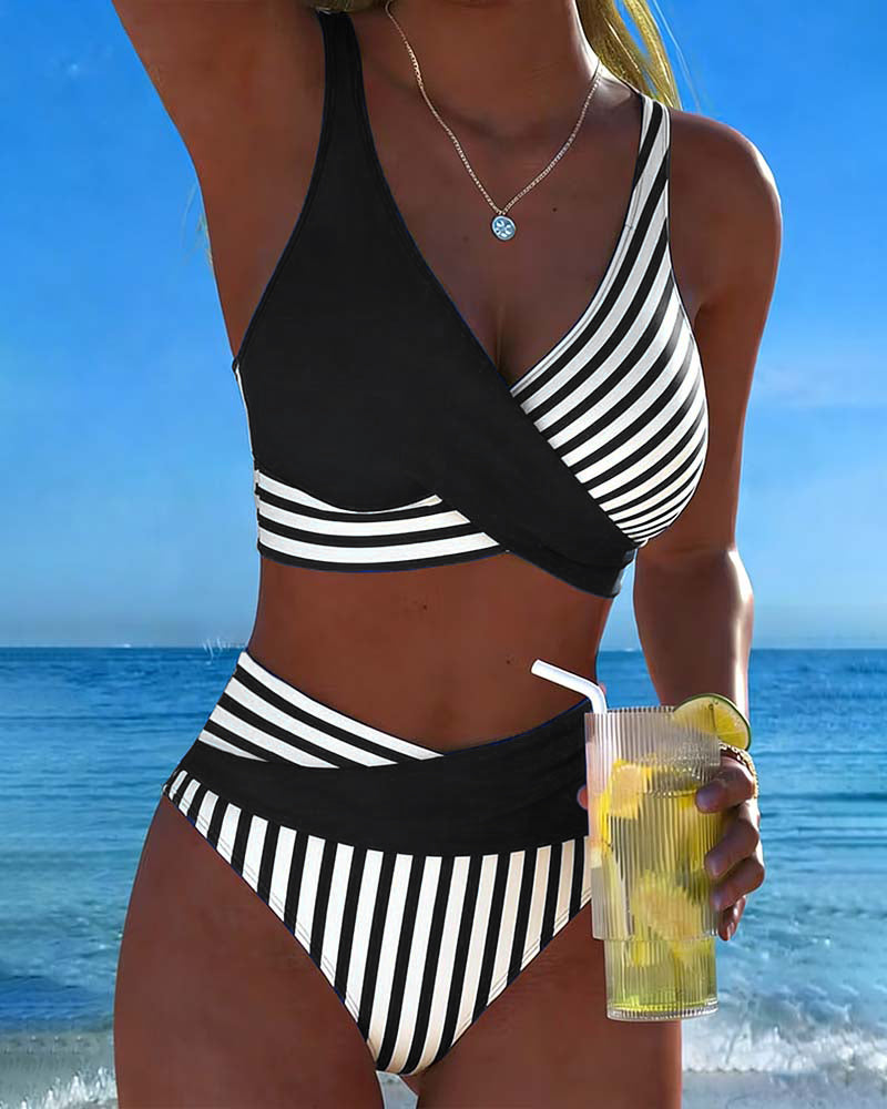 Bikini de rayas cruzado Giulia negro y blanco, top cruzado y braguita a rayas