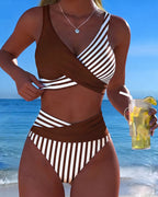 Bikini cruzado marrón oscuro y rayas crema, top cruzado y braguita de tiro alto