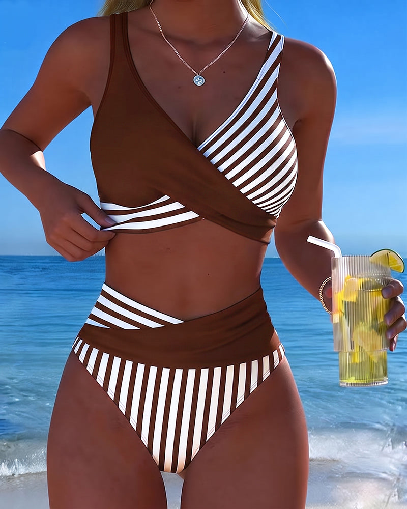 Bikini cruzado marrón oscuro y rayas crema, top cruzado y braguita de tiro alto