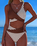 Bikini cruzado marrón oscuro y rayas crema, top cruzado y braguita de tiro alto