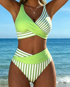 Bikini de dos piezas verde claro y rayas blancas, top cruzado y braguita alta