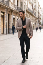 Blazer de cuadros príncipe color arena, solapas y botones, corte entallado