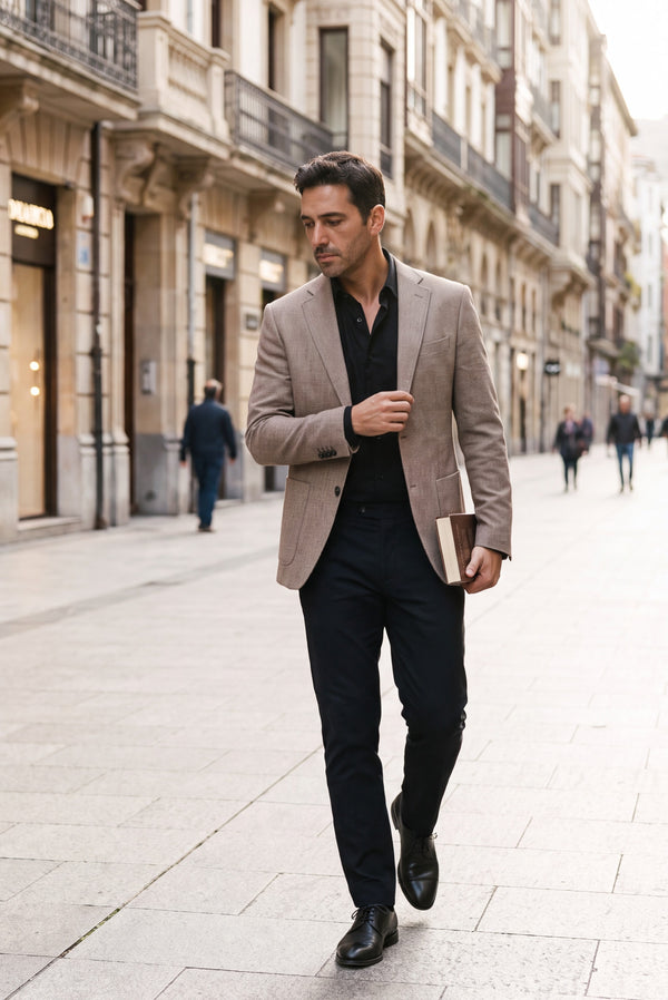 Blazer de cuadros príncipe color arena, solapas y botones, corte entallado