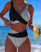 Bikini cruzado negro y blanco de rayas, top cruzado y braguita de tiro alto