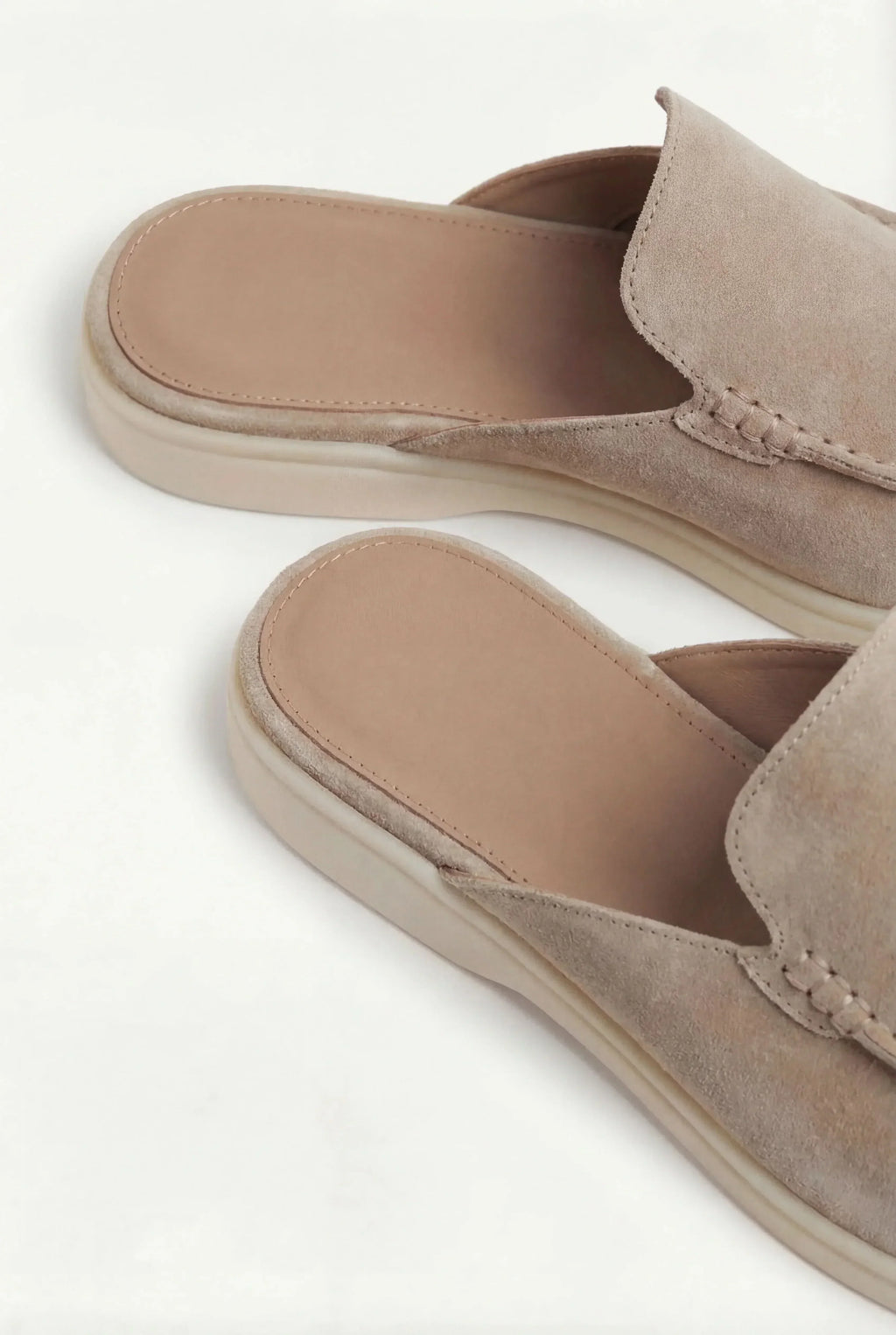 Mocasines destalonados beige de ante, estilo slip-on, suela clara y costuras visibles