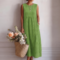 Vestido midi verde sin mangas con estampado floral y botones decorativos frontales