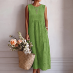 Vestido midi verde sin mangas con estampado floral y botones decorativos frontales