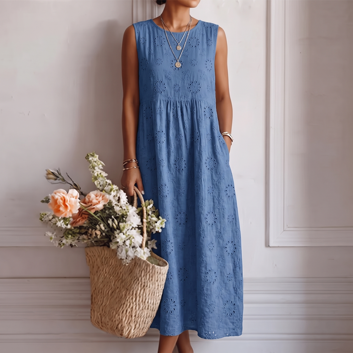 Vestido midi azul sin mangas con bordado calado y frunce en la cintura