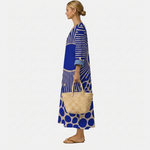 Vestido midi azul con estampado geométrico, cuello en V y mangas 3/4 remangadas