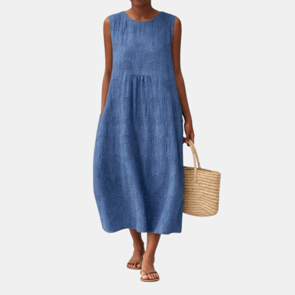 Vestido midi azul sin mangas, frunce a la altura del pecho y falda amplia