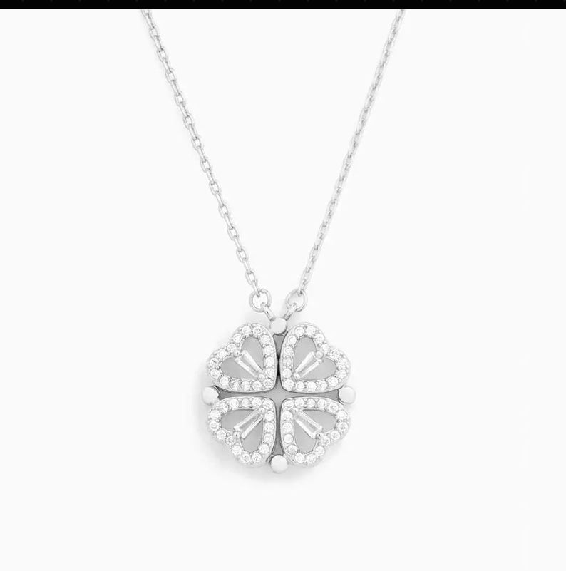 Collar plateado con colgante trébol de corazones con piedras brillantes